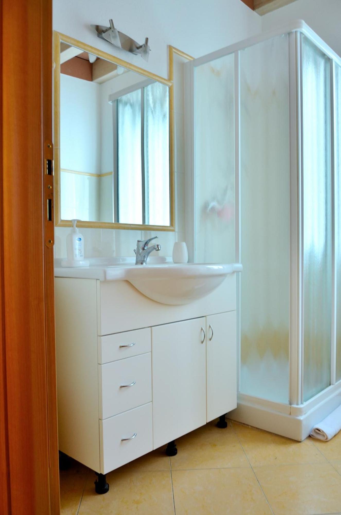 White Garden - Apartment With Access To The Lake Льєрна Екстер'єр фото
