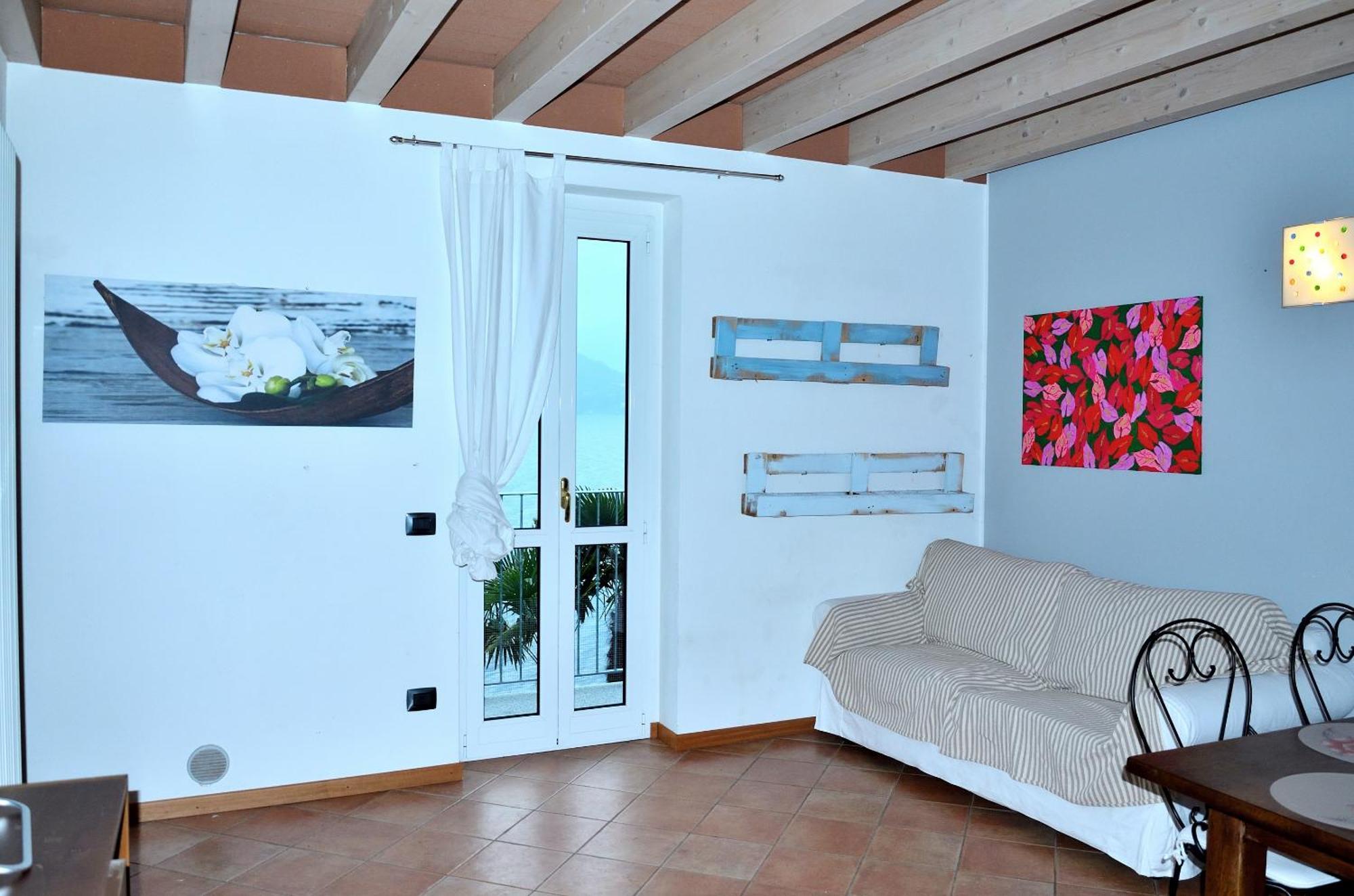 White Garden - Apartment With Access To The Lake Льєрна Екстер'єр фото